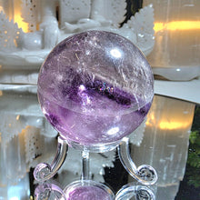 Lade das Bild in den Galerie-Viewer, High Quality Amethyst Kugel mit Phantom
