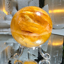 Lade das Bild in den Galerie-Viewer, High Quality Golden Healer Kugel mit Stand
