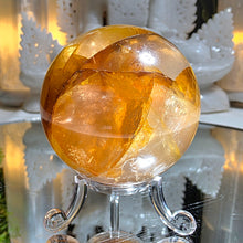 Lade das Bild in den Galerie-Viewer, High Quality Golden Healer Kugel mit Stand
