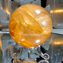 Lade das Bild in den Galerie-Viewer, High Quality Golden Healer Kugel mit Stand

