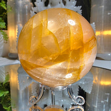 Lade das Bild in den Galerie-Viewer, High Quality Golden Healer Kugel mit Stand
