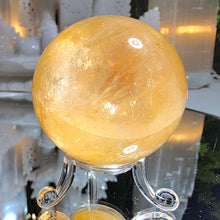 Lade das Bild in den Galerie-Viewer, High Quality Golden Healer Kugel mit Stand

