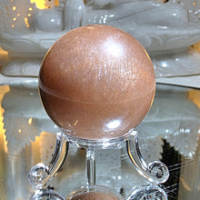 Lade das Bild in den Galerie-Viewer, Sonnenstein Mondstein Kugel mit Stand
