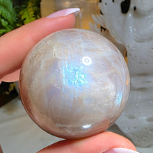 Lade das Bild in den Galerie-Viewer, Sonnenstein Mondstein Kugel mit Stand
