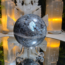 Lade das Bild in den Galerie-Viewer, Larvikit Kugel (Norwegischer Mondstein) mit Stand
