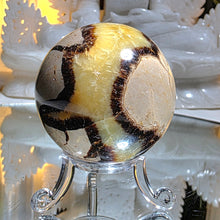 Lade das Bild in den Galerie-Viewer, Drachenstein Septarie Kugel mit Stand

