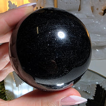 Lade das Bild in den Galerie-Viewer, Turmalin Kugel (stärkster Schutzstein)

