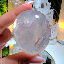 Lade das Bild in den Galerie-Viewer, B Ware Rosenquarz Taschenstein
