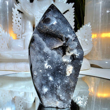 Lade das Bild in den Galerie-Viewer, Chalcedon Spitze
