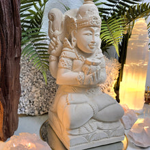 Lade das Bild in den Galerie-Viewer, XL Kalkstein Shiva (handgefertigt) - Gott der Transformation und Erneuerung
