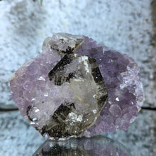 Lade das Bild in den Galerie-Viewer, Amethyst Cluster mit Calcit und Hämatit
