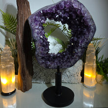 Lade das Bild in den Galerie-Viewer, XXL Einzigartes High Quality Amethyst Portal mit rotierbarem Stand

