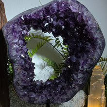 Lade das Bild in den Galerie-Viewer, XXL Einzigartes High Quality Amethyst Portal mit rotierbarem Stand
