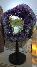 Lade das Bild in den Galerie-Viewer, XXL Einzigartes High Quality Amethyst Portal mit rotierbarem Stand

