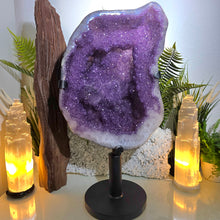 Lade das Bild in den Galerie-Viewer, XXL Einzigarte Amethyst Galaxy mit rotierbarem Stand
