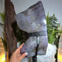 Lade das Bild in den Galerie-Viewer, XXL Einzigarte Amethyst Galaxy mit rotierbarem Stand
