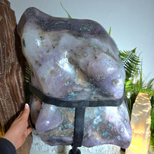 Lade das Bild in den Galerie-Viewer, XXL Einzigarte Amethyst Galaxy mit rotierbarem Stand
