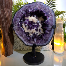 Lade das Bild in den Galerie-Viewer, XXL Einzigarter Amethyst Calcit Cluster mit rotierbarem Stand
