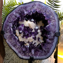 Lade das Bild in den Galerie-Viewer, XXL Einzigarter Amethyst Calcit Cluster mit rotierbarem Stand
