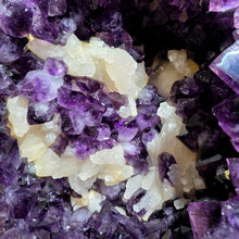 Lade das Bild in den Galerie-Viewer, XXL Einzigarter Amethyst Calcit Cluster mit rotierbarem Stand
