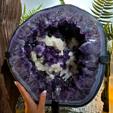 Lade das Bild in den Galerie-Viewer, XXL Einzigarter Amethyst Calcit Cluster mit rotierbarem Stand
