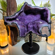 Lade das Bild in den Galerie-Viewer, XXL Einzigarte Amethyst Druse mit rotierbarem Stand
