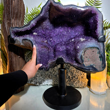 Lade das Bild in den Galerie-Viewer, XXL Einzigarte Amethyst Druse mit rotierbarem Stand
