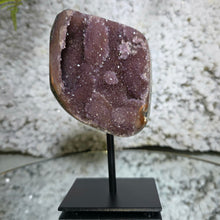 Lade das Bild in den Galerie-Viewer, Amethyst auf Stand
