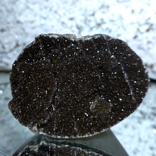 Lade das Bild in den Galerie-Viewer, Galaxy Amethyst auf Stand
