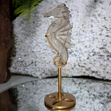 Lade das Bild in den Galerie-Viewer, Rauchquarz Seepferdchen Carving auf Stand
