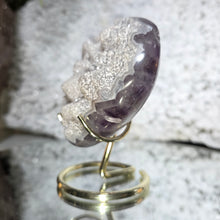 Lade das Bild in den Galerie-Viewer, Amethyst Herz mit Zuckerkristallen auf Stand

