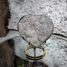 Lade das Bild in den Galerie-Viewer, Amethyst Herz mit Zuckerkristallen auf Stand
