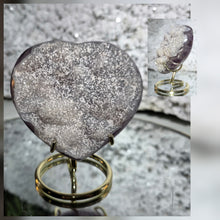 Lade das Bild in den Galerie-Viewer, Amethyst Herz mit Zuckerkristallen auf Stand
