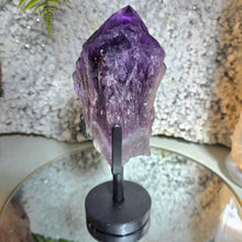 Lade das Bild in den Galerie-Viewer, Elestial Amethyst Cluster Spitze (Kundalini Amethyst) mit Stand
