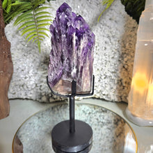 Lade das Bild in den Galerie-Viewer, Elestial Amethyst Cluster Spitze (Kundalini Amethyst) mit Stand
