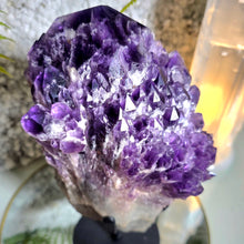 Lade das Bild in den Galerie-Viewer, Elestial Amethyst Cluster Spitze (Kundalini Amethyst) mit Stand
