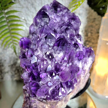 Lade das Bild in den Galerie-Viewer, Elestial Amethyst Cluster Spitze (Kundalini Amethyst) mit Stand
