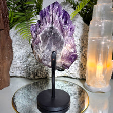 Lade das Bild in den Galerie-Viewer, Elestial Amethyst Cluster Spitze (Kundalini Amethyst) mit Stand

