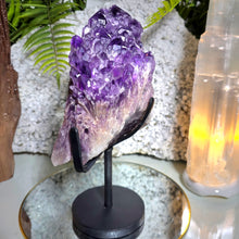 Lade das Bild in den Galerie-Viewer, Elestial Amethyst Cluster Spitze (Kundalini Amethyst) mit Stand
