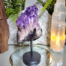 Lade das Bild in den Galerie-Viewer, Elestial Amethyst Cluster Spitze (Kundalini Amethyst) mit Stand
