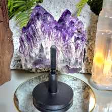 Lade das Bild in den Galerie-Viewer, Elestial Amethyst Cluster Spitze (Kundalini Amethyst) mit Stand
