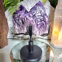 Lade das Bild in den Galerie-Viewer, Elestial Amethyst Cluster Spitze (Kundalini Amethyst) mit Stand
