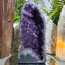 Lade das Bild in den Galerie-Viewer, Große Amethyst Kathedrale
