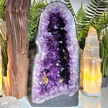 Lade das Bild in den Galerie-Viewer, XL Amethyst Kathedrale mit Calcit
