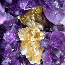 Lade das Bild in den Galerie-Viewer, XL Amethyst Kathedrale mit Calcit
