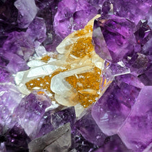 Lade das Bild in den Galerie-Viewer, XL Amethyst Kathedrale mit Calcit
