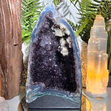 Lade das Bild in den Galerie-Viewer, XL Amethyst Kathedrale mit Calcit
