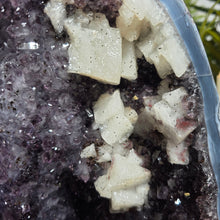 Lade das Bild in den Galerie-Viewer, XL Amethyst Kathedrale mit Calcit
