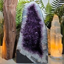Lade das Bild in den Galerie-Viewer, B Ware XL Amethyst Kathedrale
