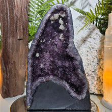 Lade das Bild in den Galerie-Viewer, Große Amethyst Kathedrale mit Calcit
